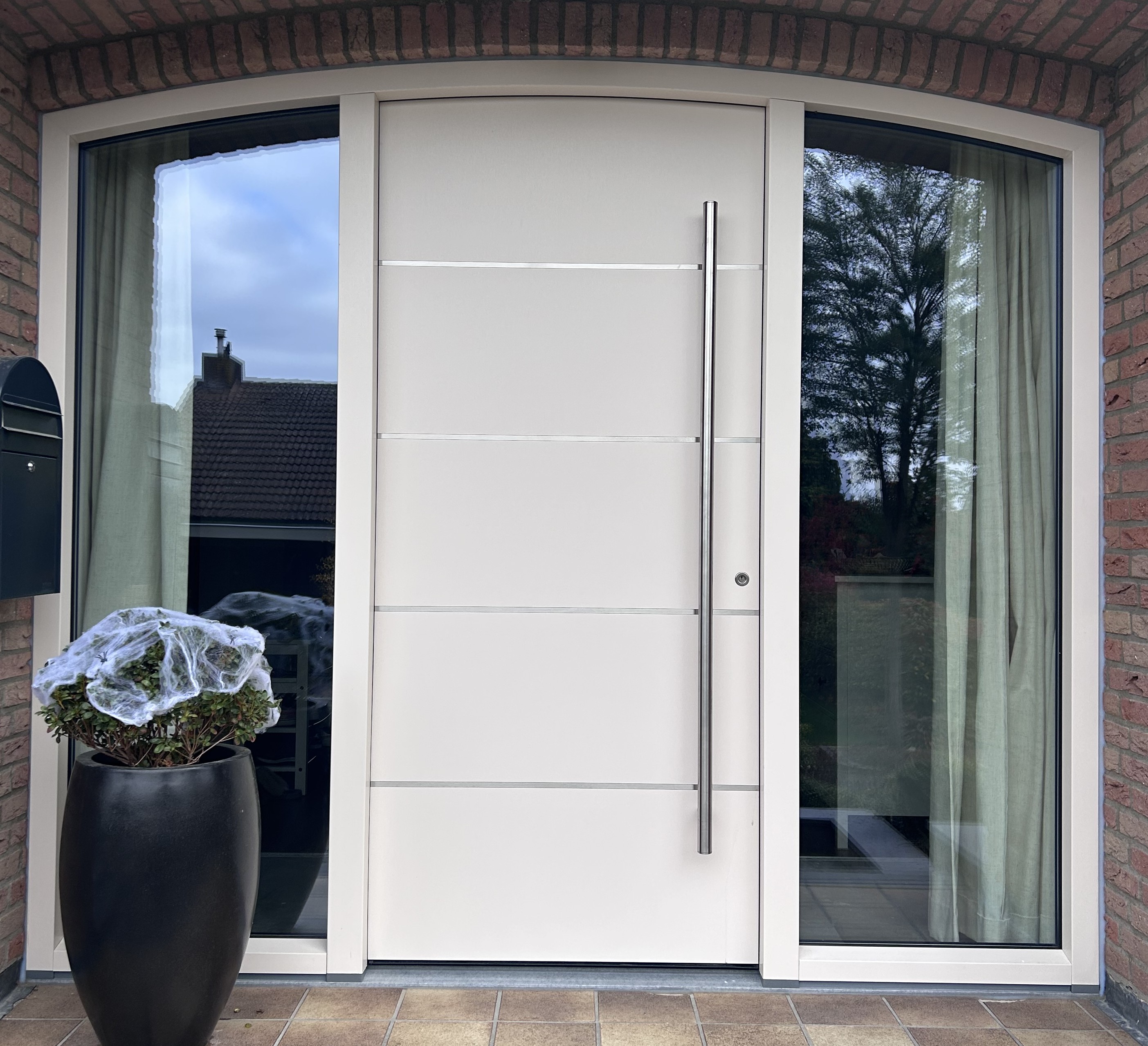 Vleugeloverdekkende kunststof deur